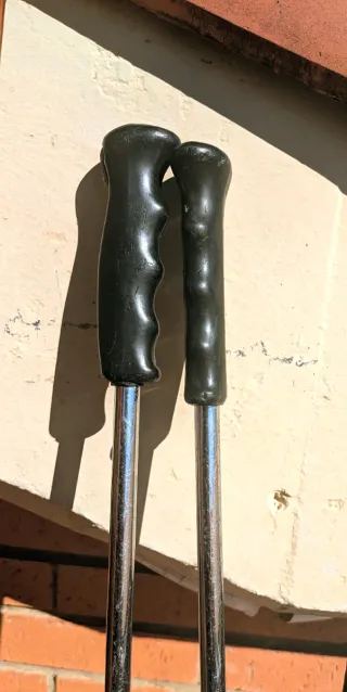 Esquís de Madera Antiguos con Bastones