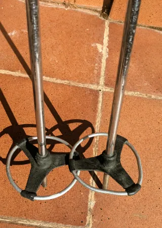 Esquís de Madera Antiguos con Bastones