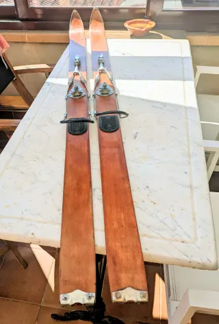 Esquís de Madera Antiguos con Bastones