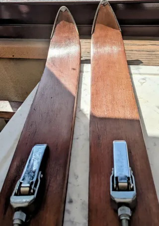 Esquís de Madera Antiguos con Bastones