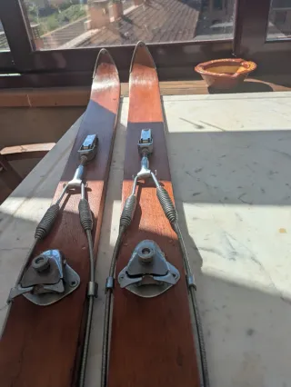 Esquís de Madera Antiguos con Bastones