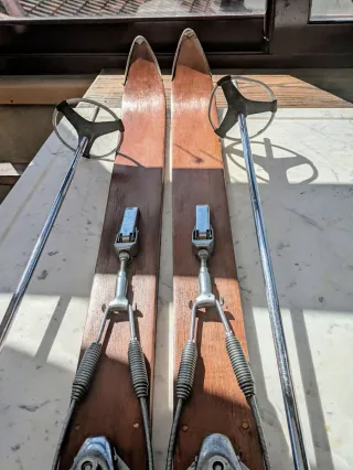 Esquís de Madera Antiguos con Bastones