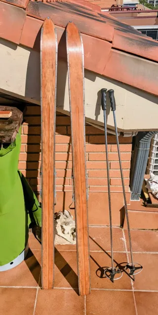 Esquís de Madera Antiguos con Bastones