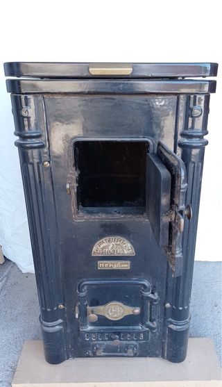 Chimenea Calefactora Hergom Negra y Dorada