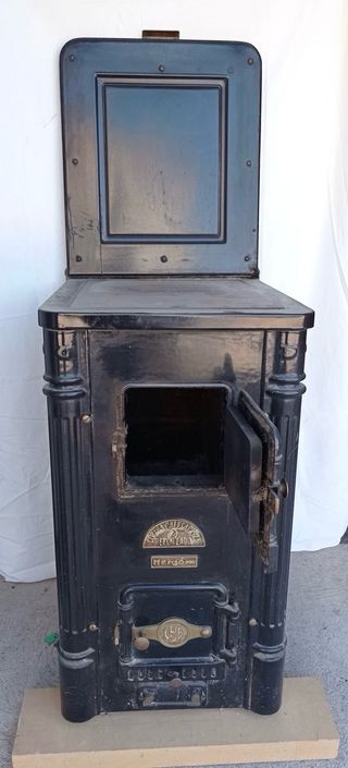 Chimenea Calefactora Hergom Negra y Dorada