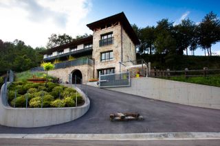 HOTEL RESTAURANTE ELLAURI 781 m2 ZEANURI BIZKAIA