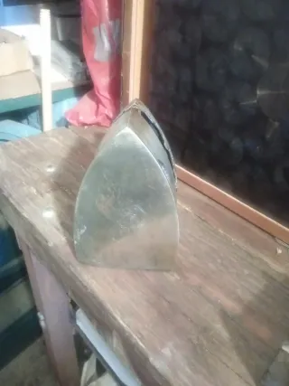 Plancha antigua de metal con mango de madera
