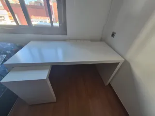 Escritorio blanco grande con mesita plegable