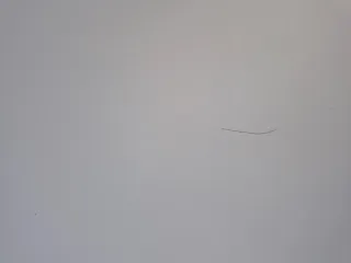 Escritorio blanco grande con mesita plegable