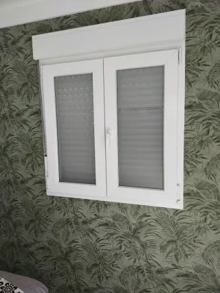 Contenedor mini vivienda con césped artificial