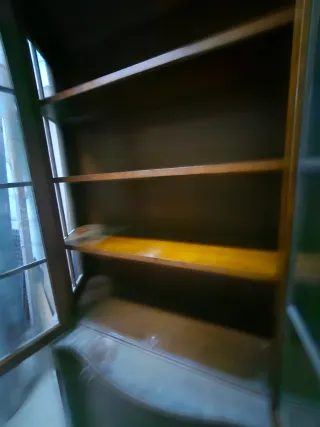 Mueble de madera y cristal antiguo