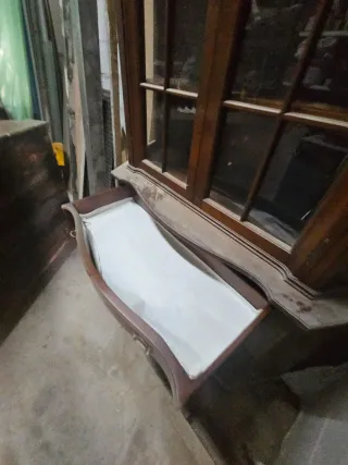 Mueble de madera y cristal antiguo