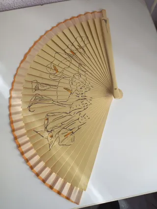 Abanico dorado con detalles naranjas