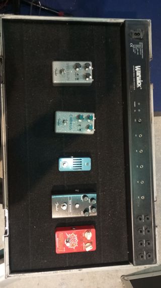 Varios pedales guitarra y pedalera