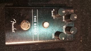 Varios pedales guitarra y pedalera