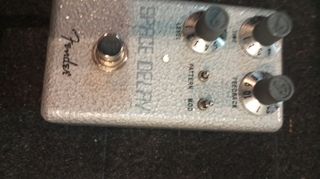 Varios pedales guitarra y pedalera