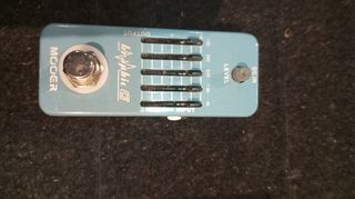 Varios pedales guitarra y pedalera