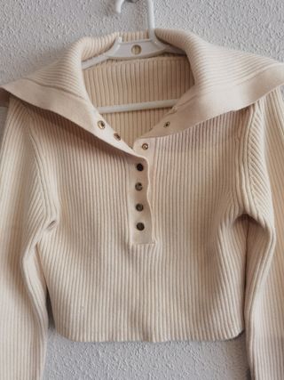 Blusa Amisu corta botones dorados manga larga