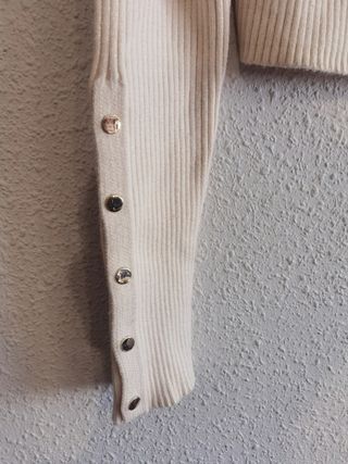 Blusa Amisu corta botones dorados manga larga