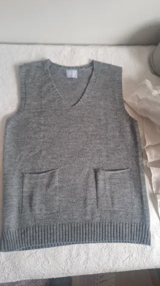 Conjunto de Chaleco de punto gris y pantalón