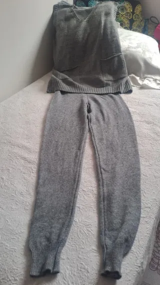 Conjunto de Chaleco de punto gris y pantalón