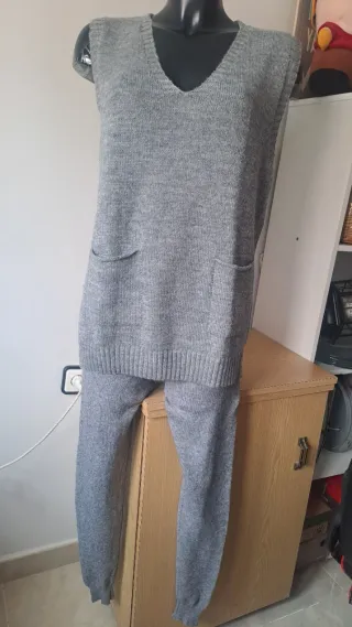 Conjunto de Chaleco de punto gris y pantalón