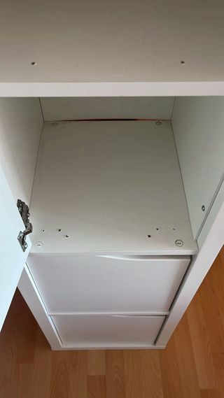 Estantería blanca con puertas