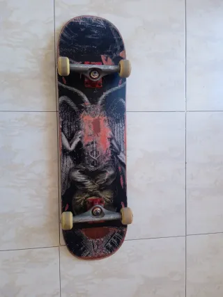 Patineta Thrsher con diseño de llama