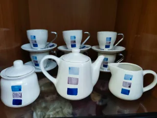 Juego de café blanco con diseño de cuadrados