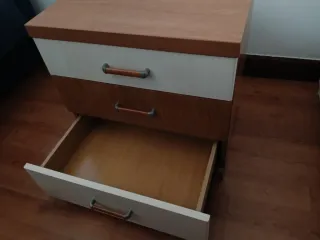 Comodino con cassettiera 60 x 42 x 57 cm. con trasporto incluso.