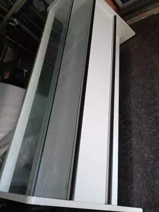 Mostrador tienda cristal y madera blanco