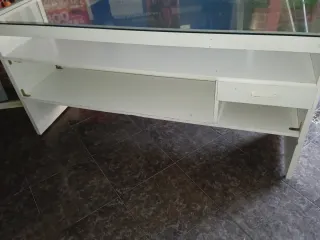Mostrador tienda cristal y madera blanco