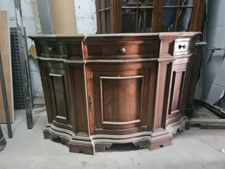 Mueble de madera antiguo