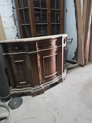 Mueble de madera antiguo