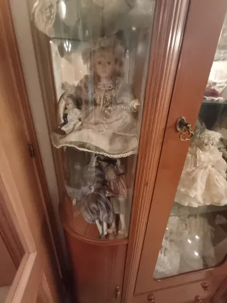 Armario Vitrina con Muñecas de Porcelana