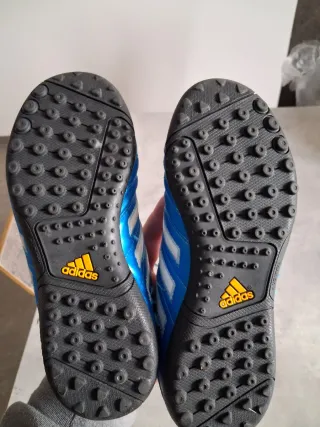 Scarpe da calcio Adidas blu e bianche