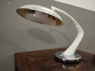Lámpara de escritorio fase es modelo boomerang