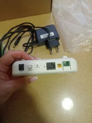 Router WiFi con cables y caja