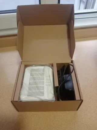 Router WiFi con cables y caja