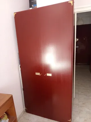 Armario de madera marrón con detalles dorados