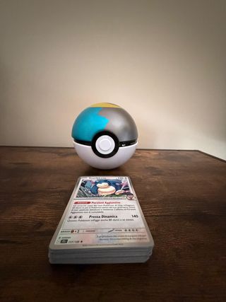 Poké Ball Tin Moon Ball B25 + 100 carte incluse IT