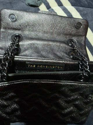 Bolso negro acolchado con cadena