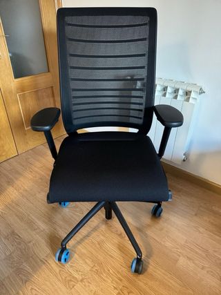 Silla de oficina ergonómica negra
