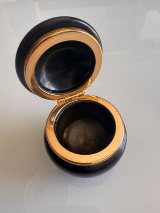 Cajita joyero de porcelana negra y dorada