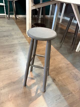 2 Taburetes de madera pintados en gris