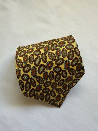 Corbata vintage amarilla con estampado ovalado