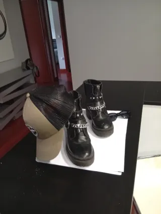 Botas rockeras con cadenas y hebillas
