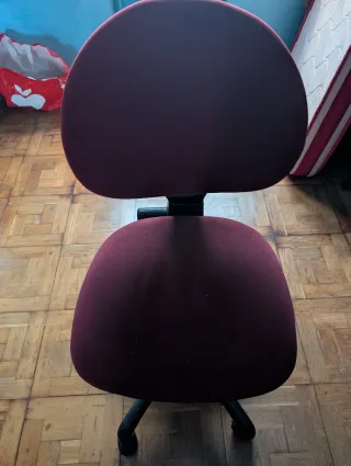 Silla de oficina ergonómica roja