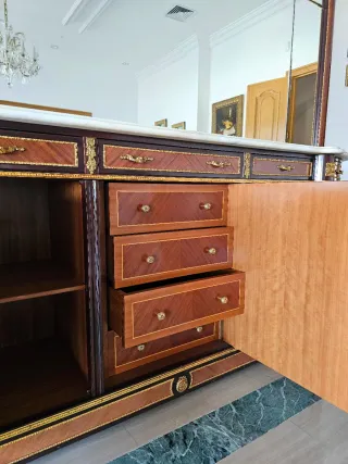 Aparador antiguo con espejo