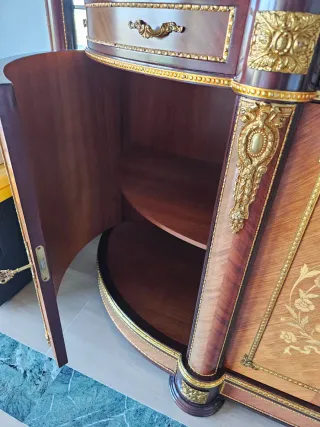 Aparador antiguo con espejo